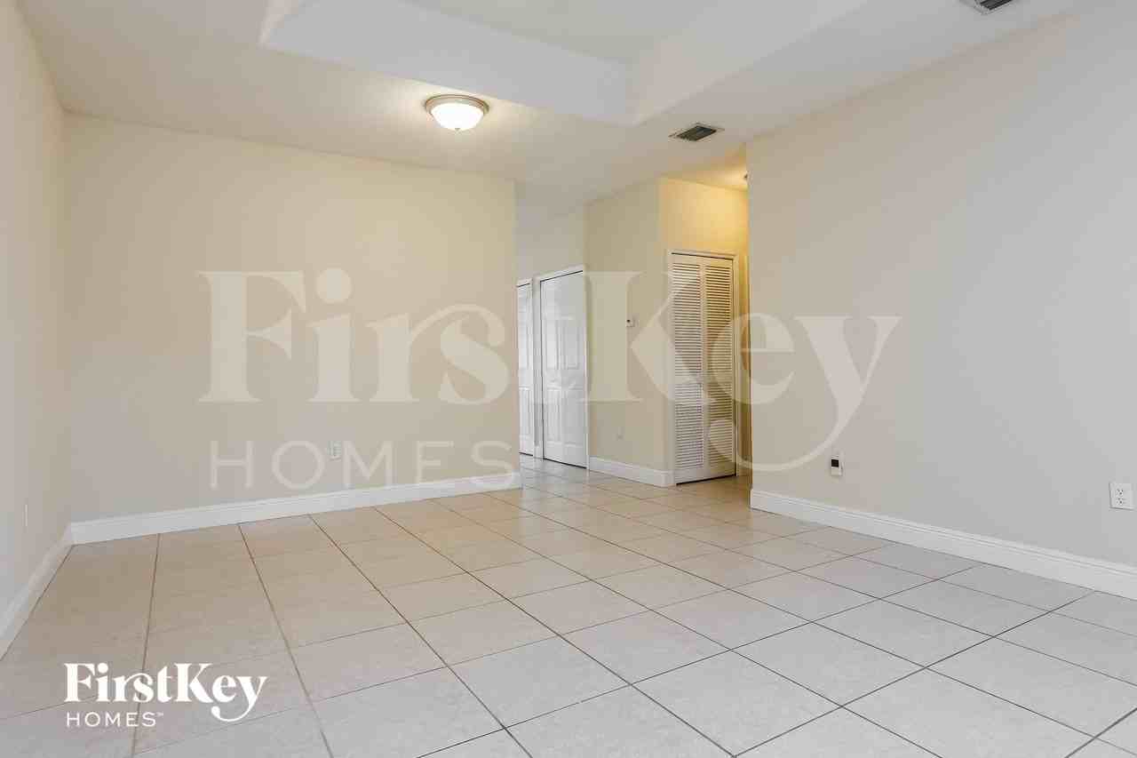 213 Swplace - Photo 3 of 15