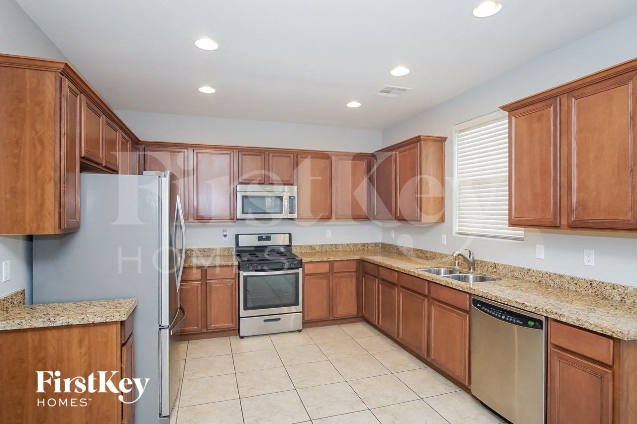 168 Rolling Cove Ave - Photo 5 of 15