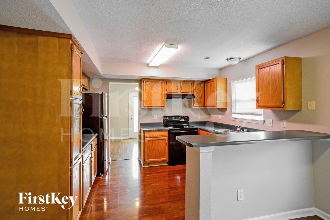 1353 Cypress Dr - Photo 5 of 15