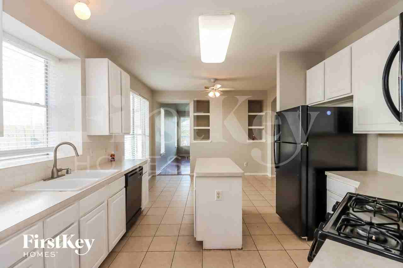 12831 Pheasant Lake Ct - Photo 5 of 15