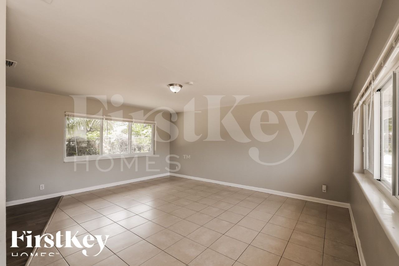 1236 Nw 18th St - Photo 4 of 16