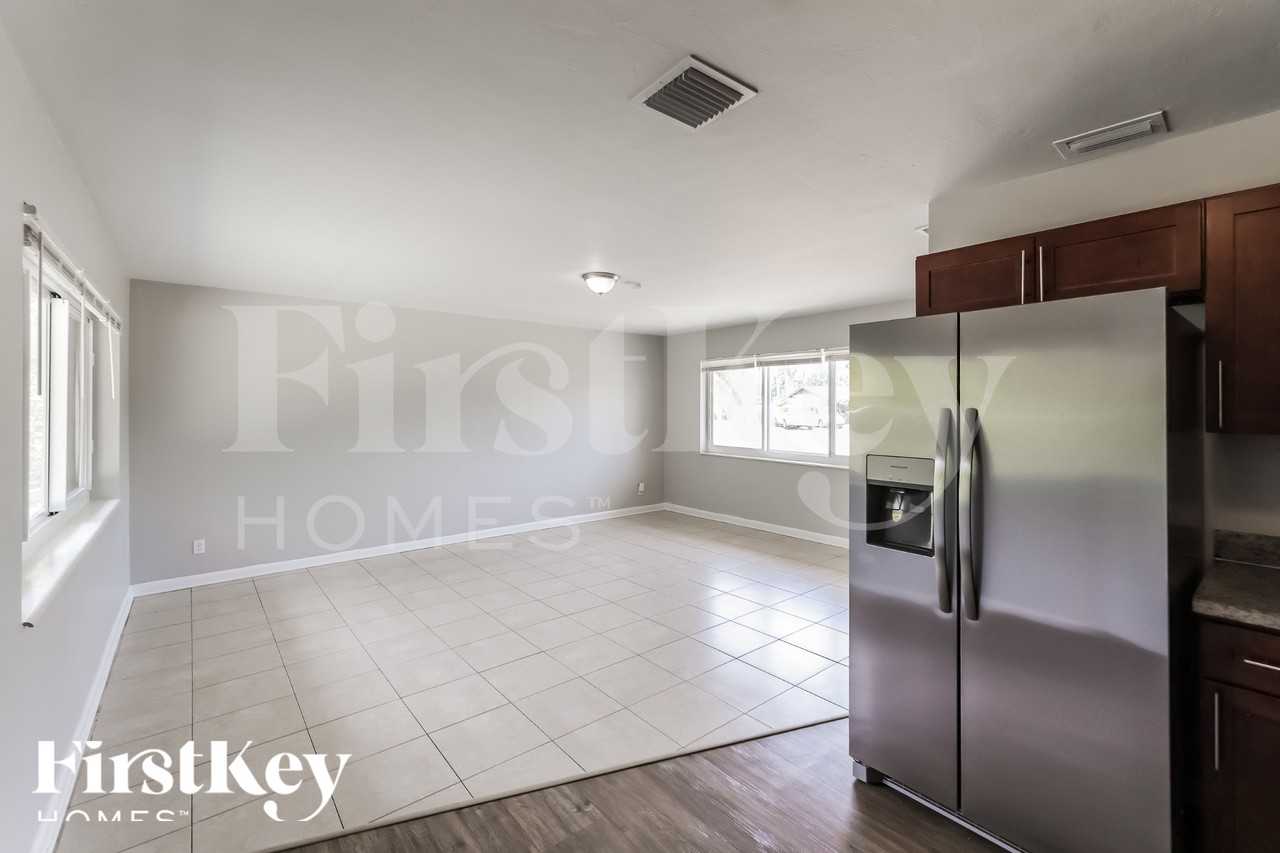 1236 Nw 18th St - Photo 6 of 16