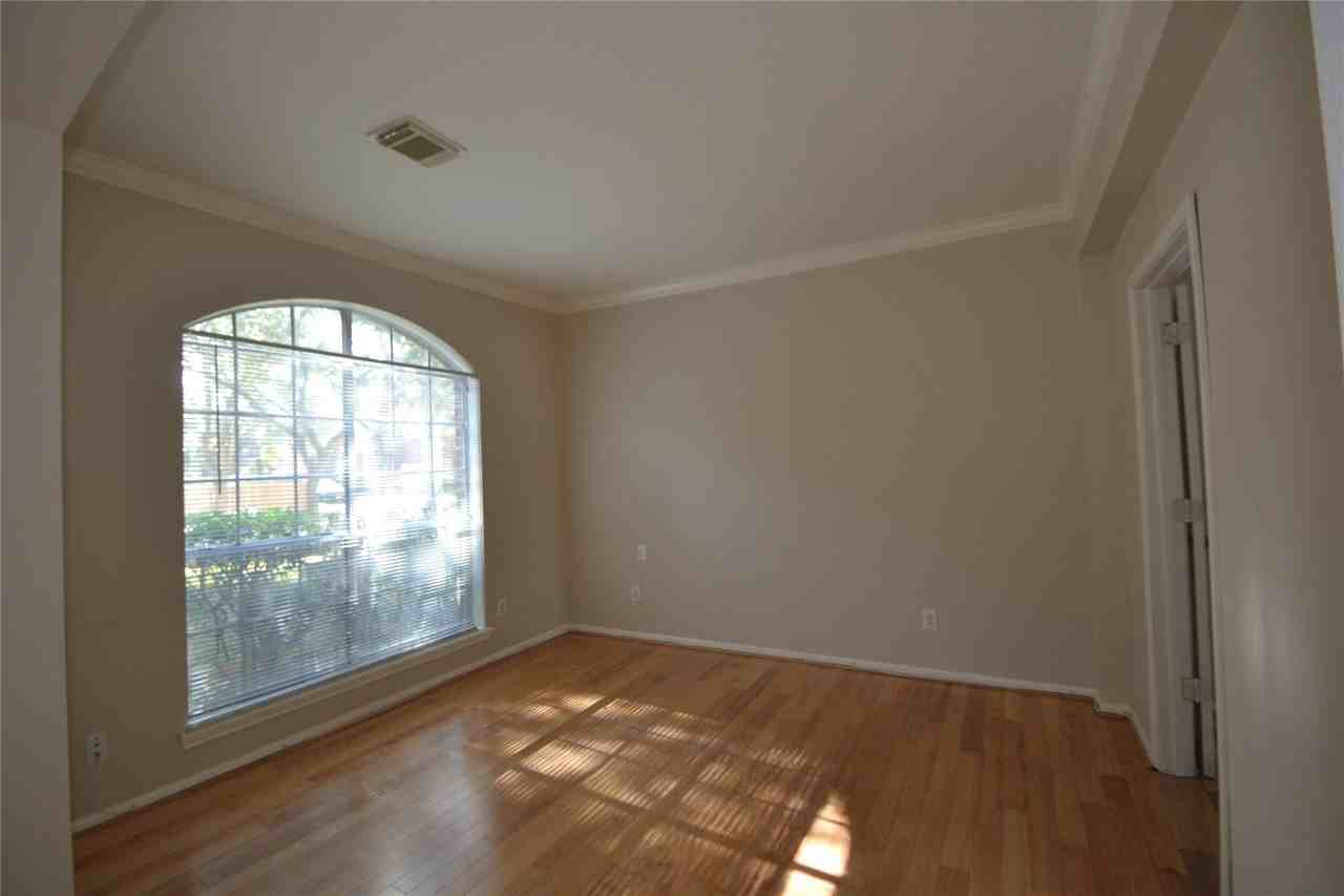 Amesbury Ln - Photo 5 of 8