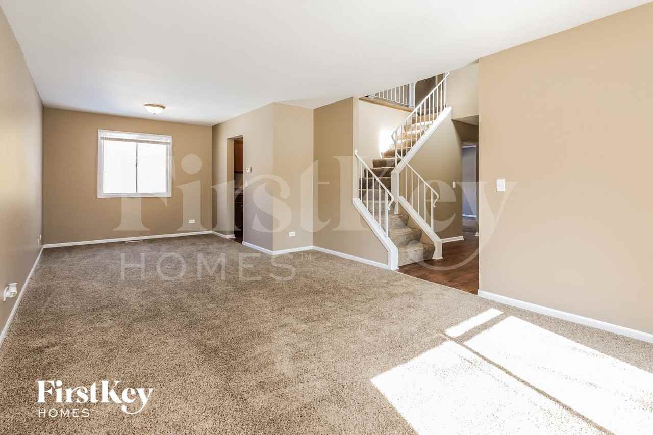 1143 Greensfield Dr - Photo 4 of 15