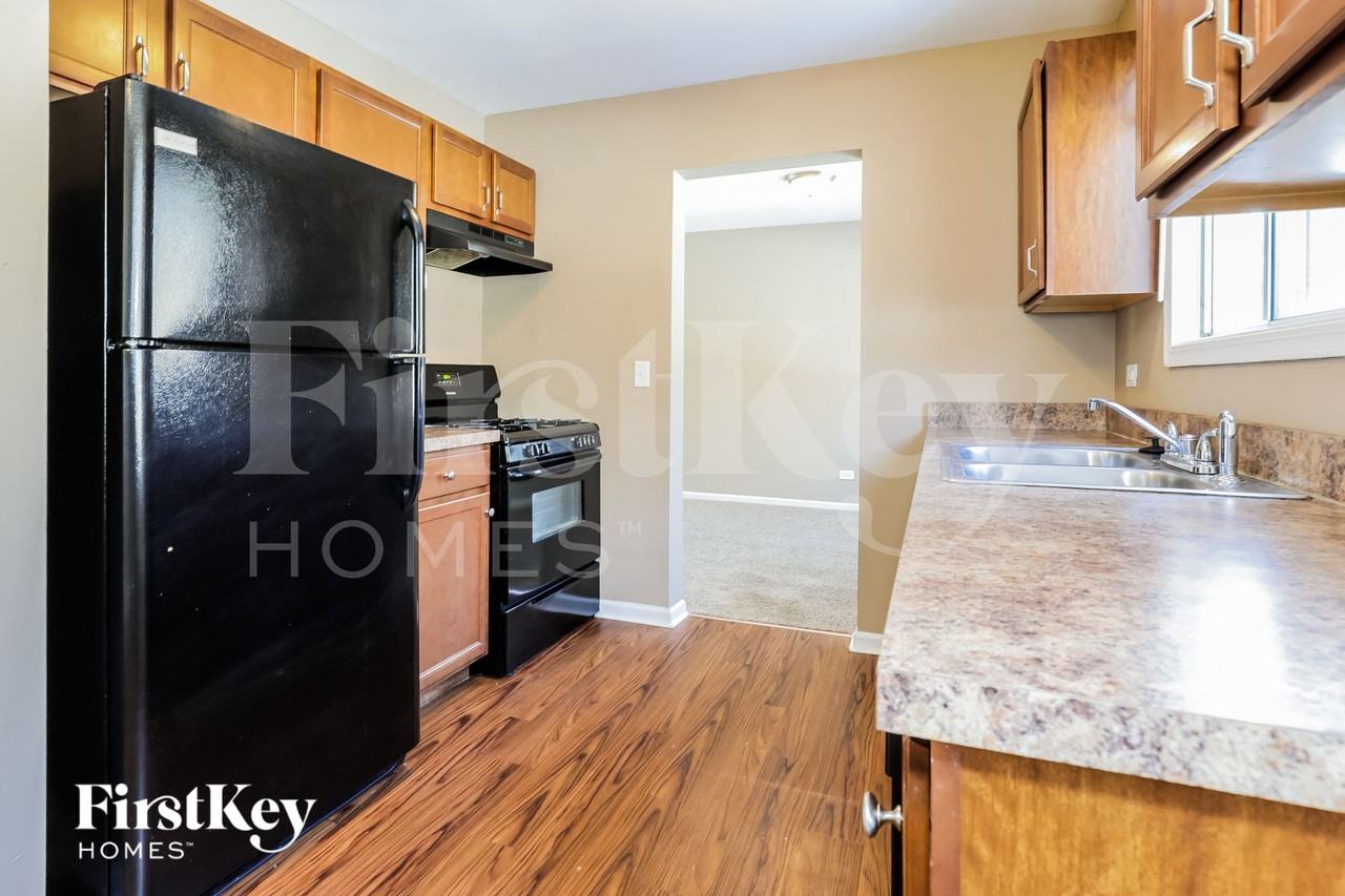 1143 Greensfield Dr - Photo 5 of 15