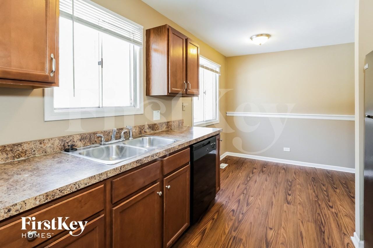 1143 Greensfield Dr - Photo 6 of 15