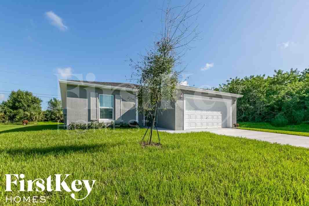 1133 Sw Eleuthera Ave - Photo 2 of 15