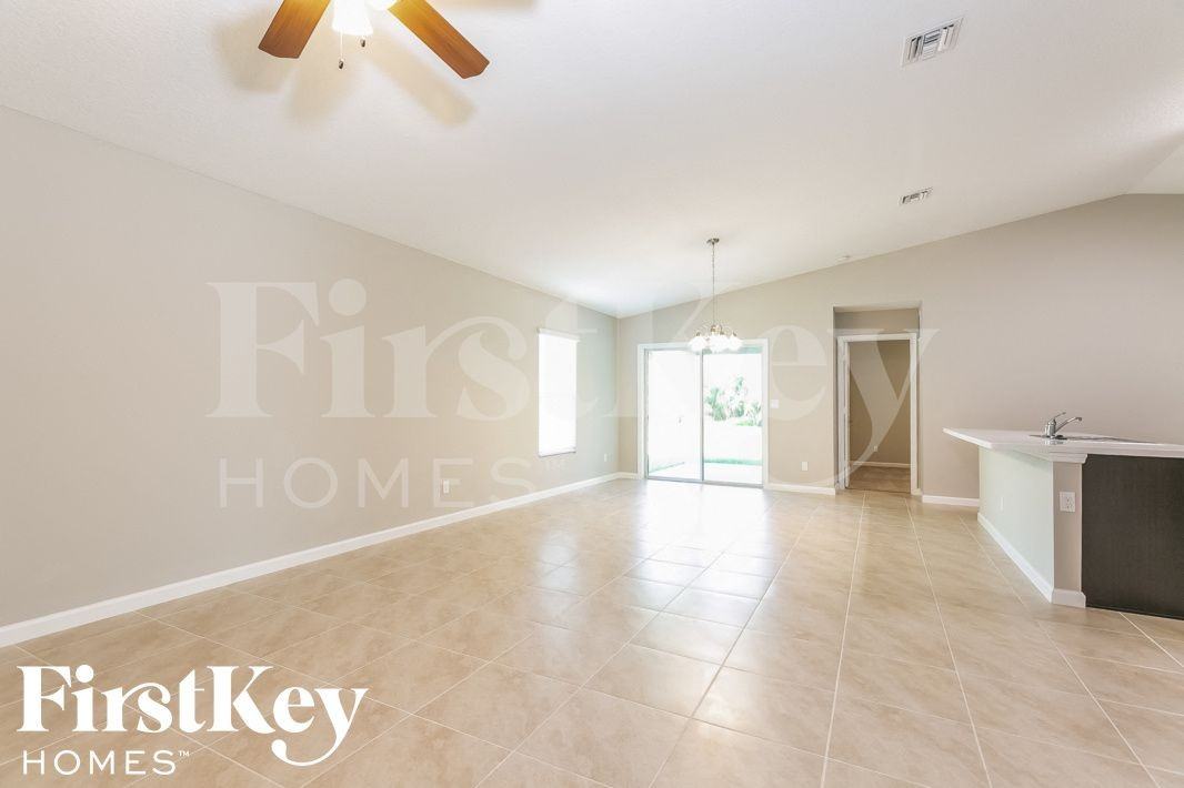 1133 Sw Eleuthera Ave - Photo 3 of 15