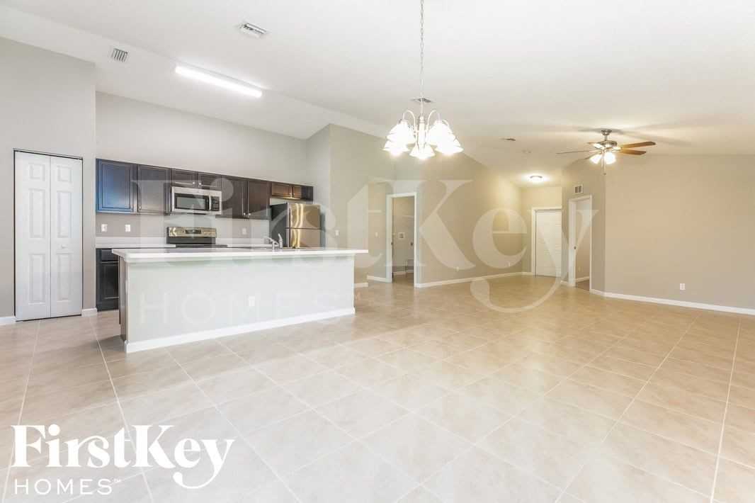 1133 Sw Eleuthera Ave - Photo 4 of 15