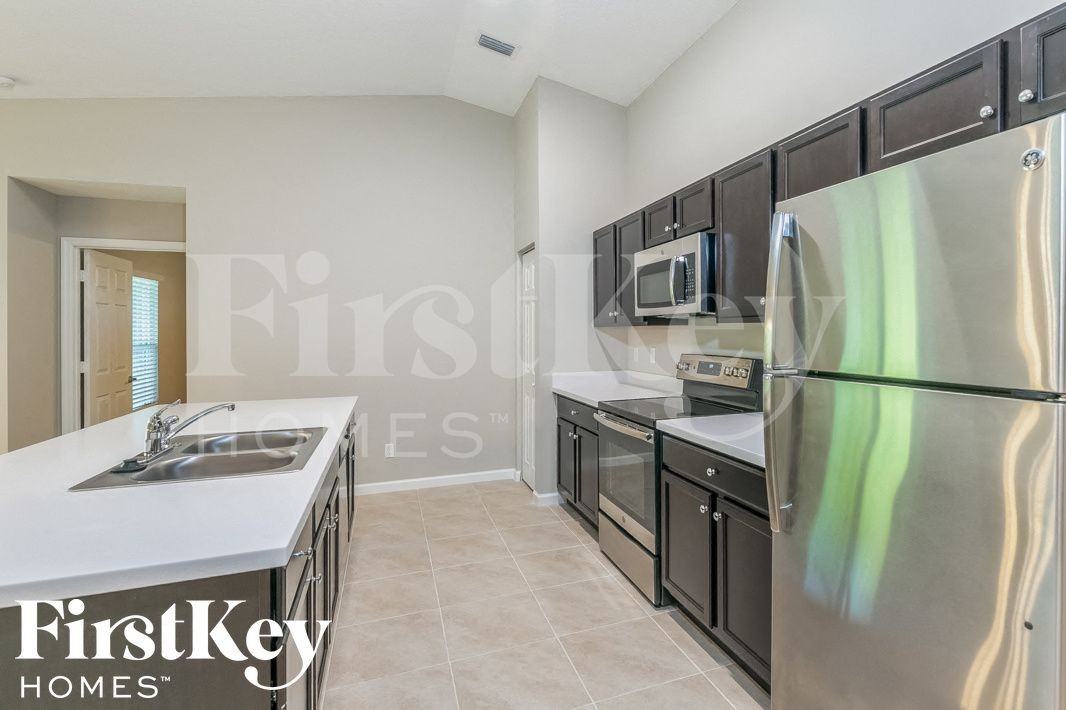 1133 Sw Eleuthera Ave - Photo 5 of 15