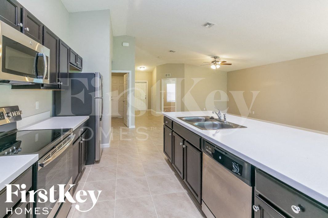 1133 Sw Eleuthera Ave - Photo 6 of 15