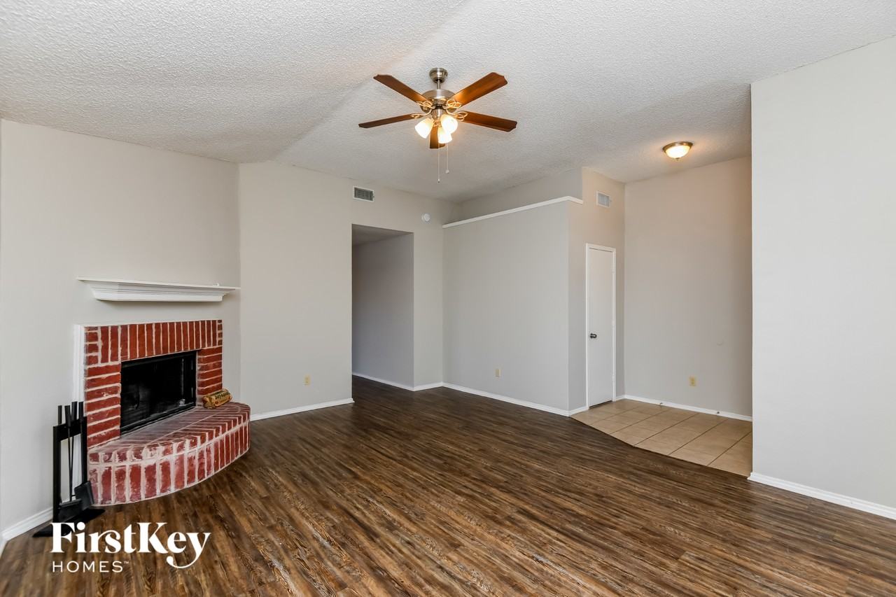 10913 Ives St - Photo 2 of 15