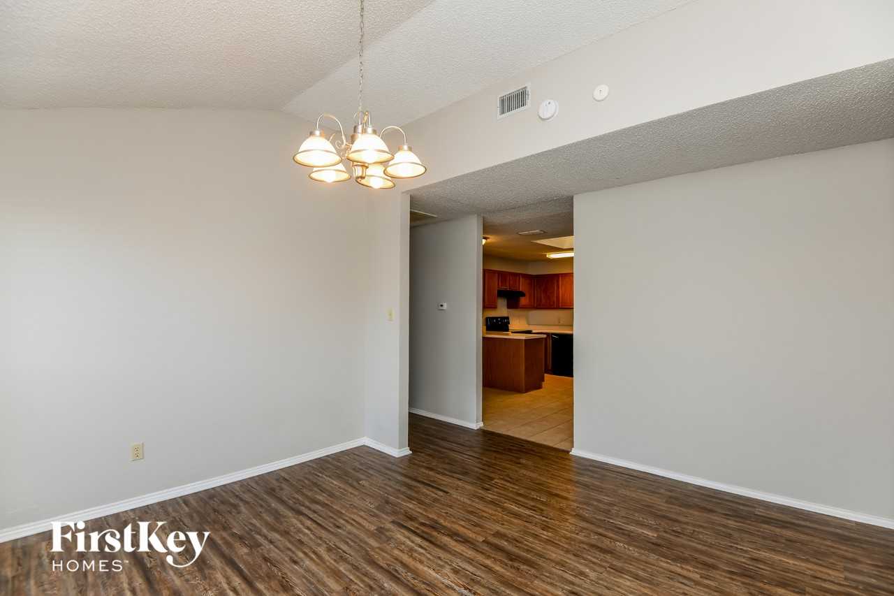 10913 Ives St - Photo 3 of 15