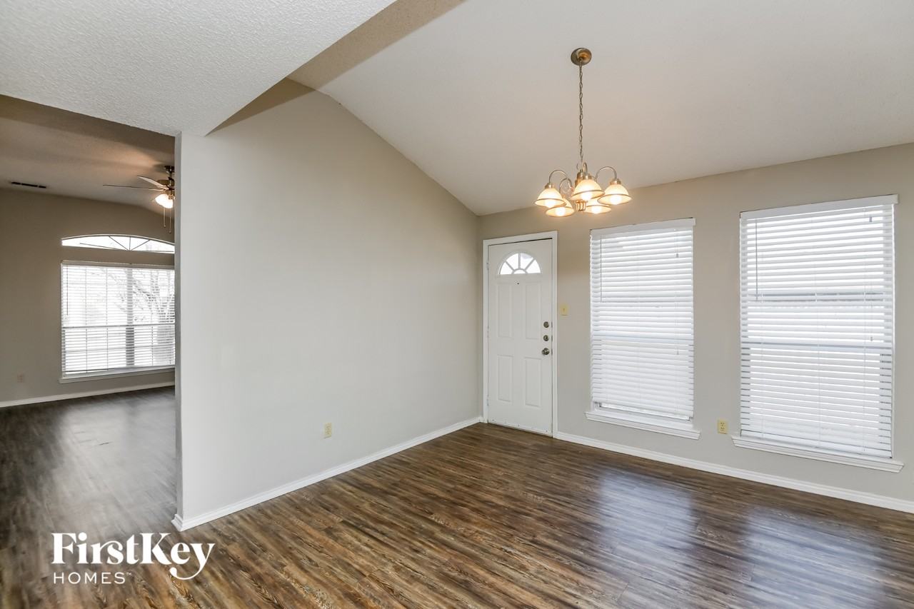 10913 Ives St - Photo 4 of 15