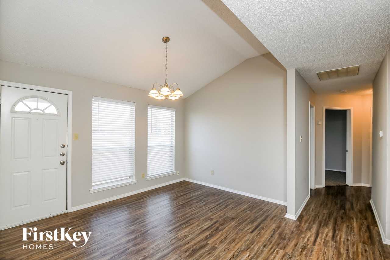 10913 Ives St - Photo 5 of 15