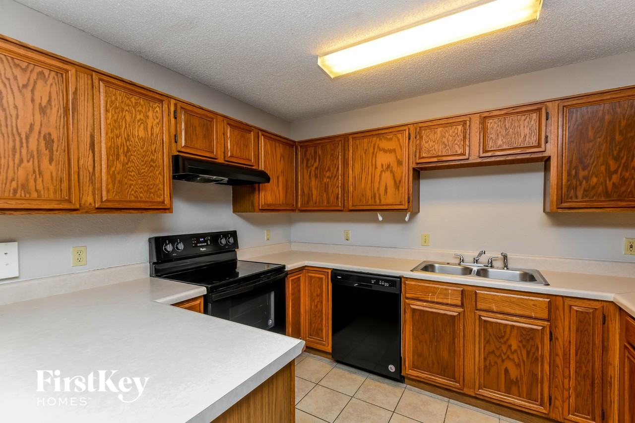 10913 Ives St - Photo 7 of 15