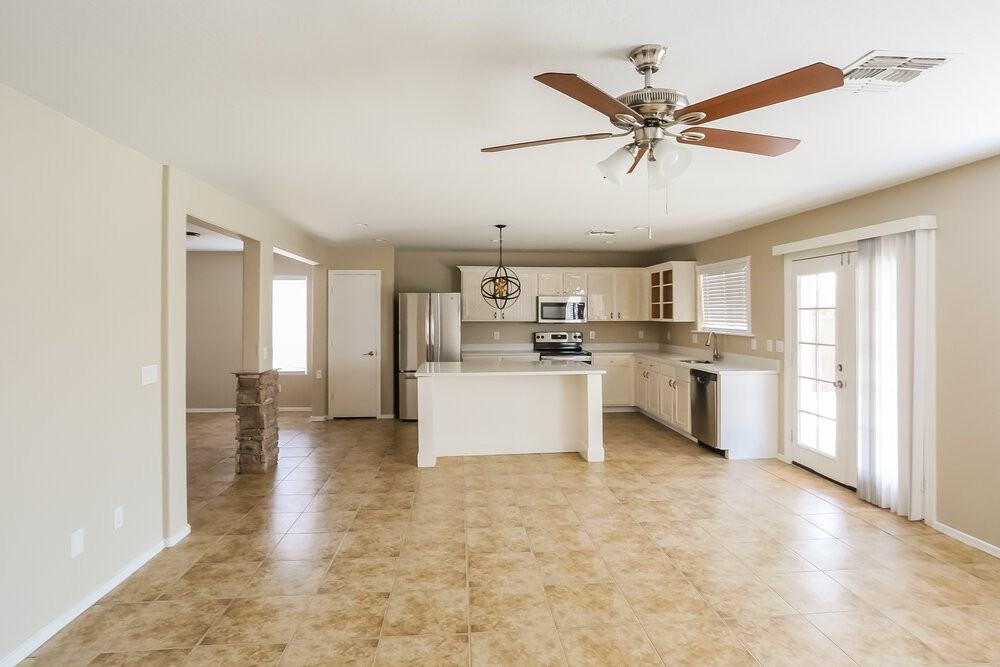 10425 W Miami St - Photo 5 of 17