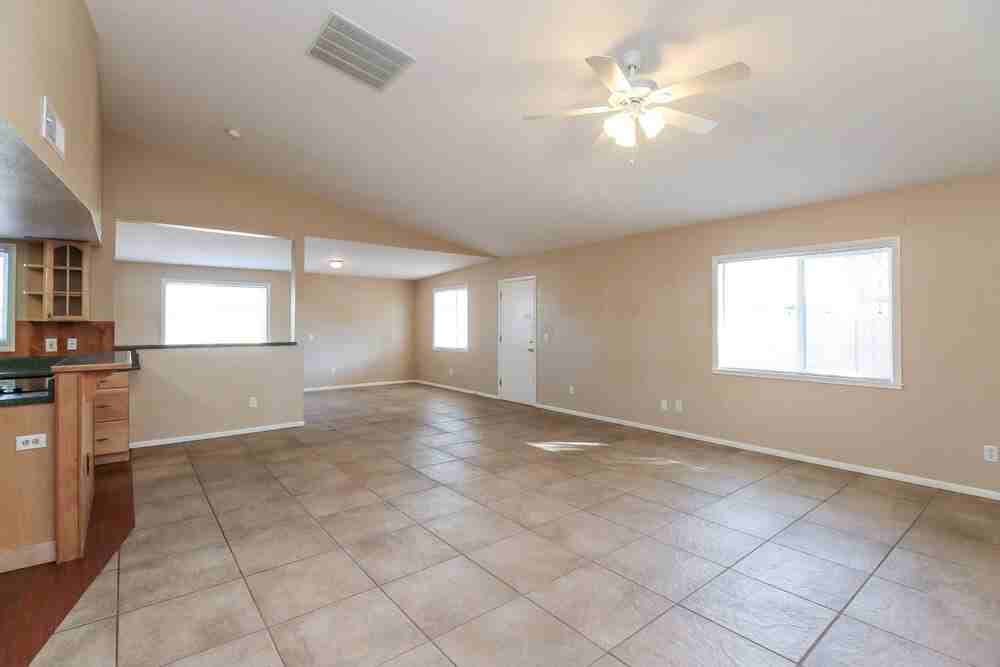 119 S Cottonwood St - Photo 4 of 15