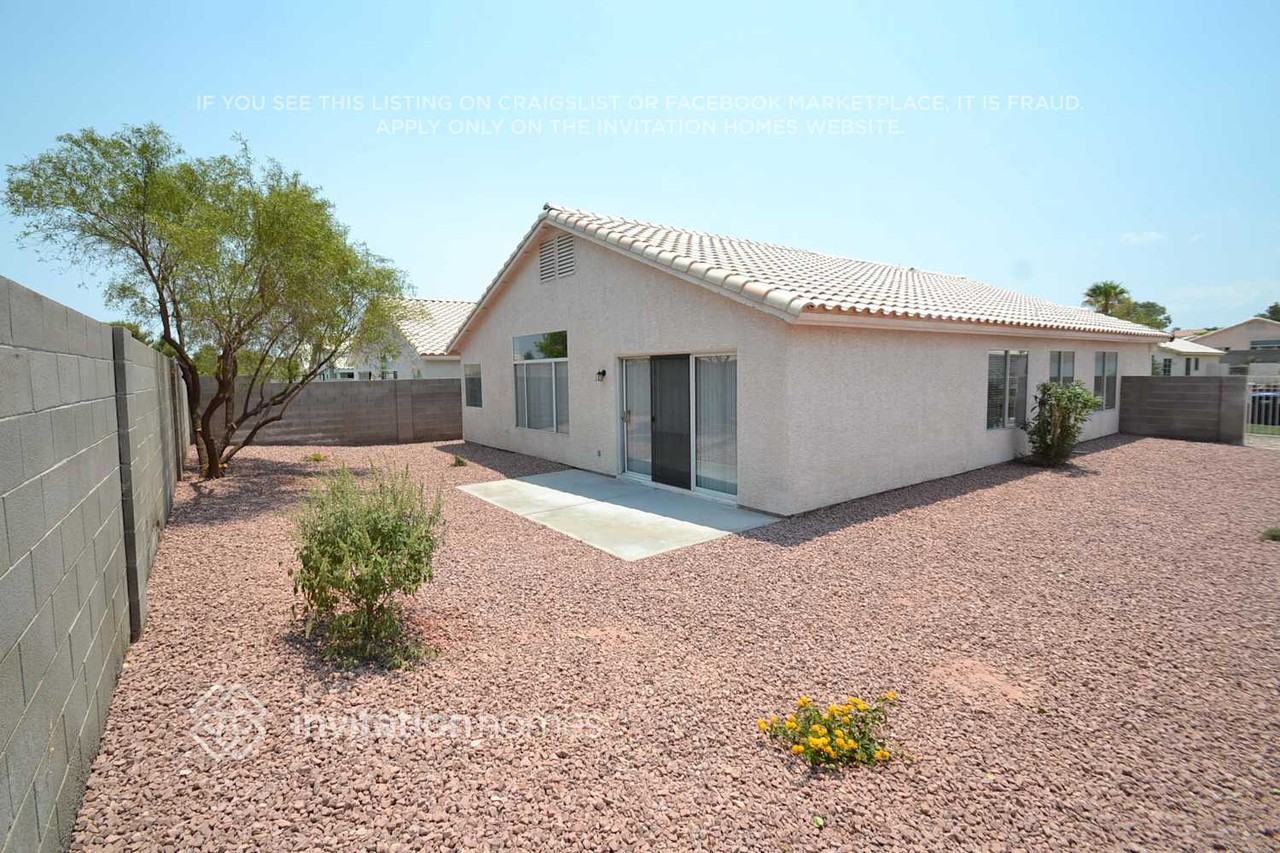 1718 Watercreek Dr - Photo 3 of 5