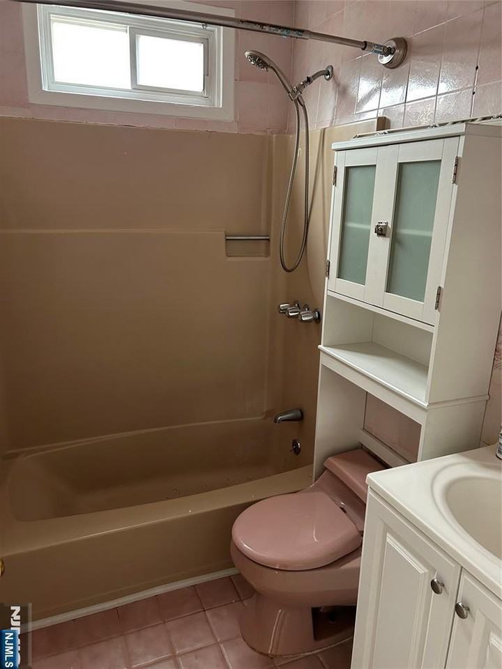404 John St - Photo 2 of 9