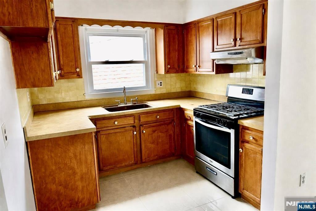 404 John St - Photo 4 of 9