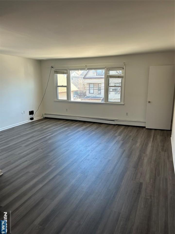 404 John St - Photo 5 of 9