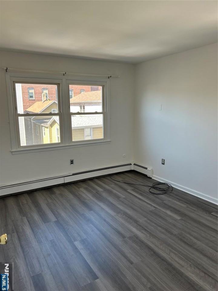 404 John St - Photo 6 of 9