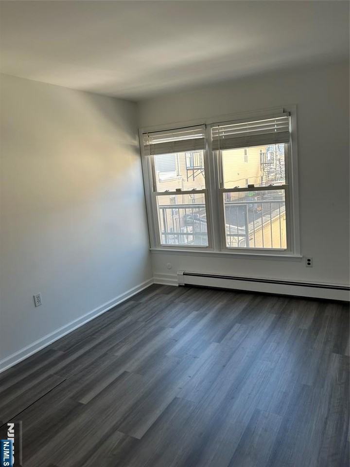 404 John St - Photo 7 of 9