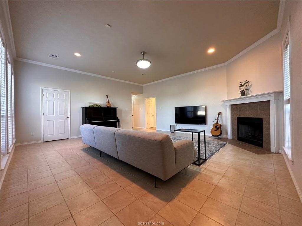 913 Delrey Dr - Photo 4 of 33