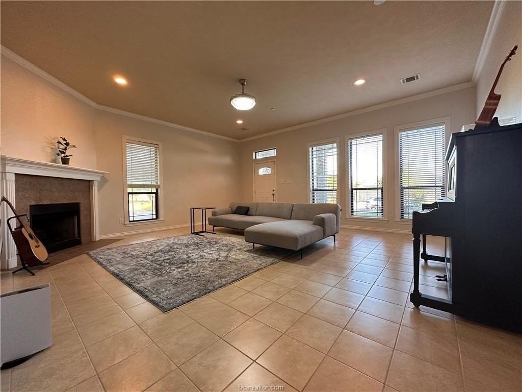 913 Delrey Dr - Photo 5 of 33