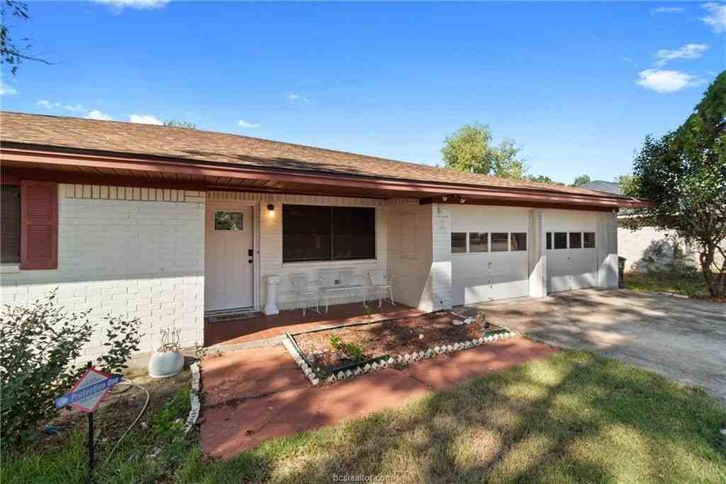 1105 Holleman Dr - Photo 2 of 26