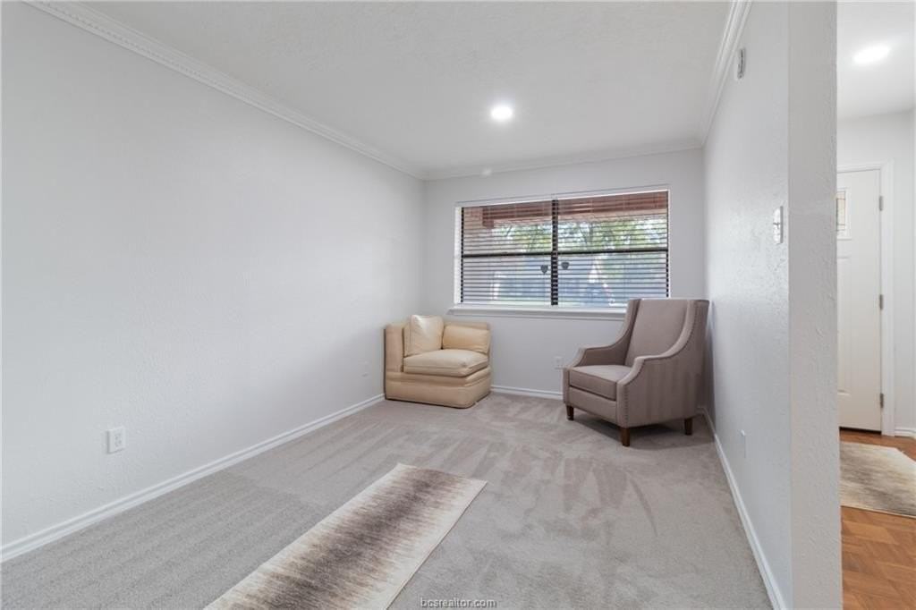 1105 Holleman Dr - Photo 4 of 26