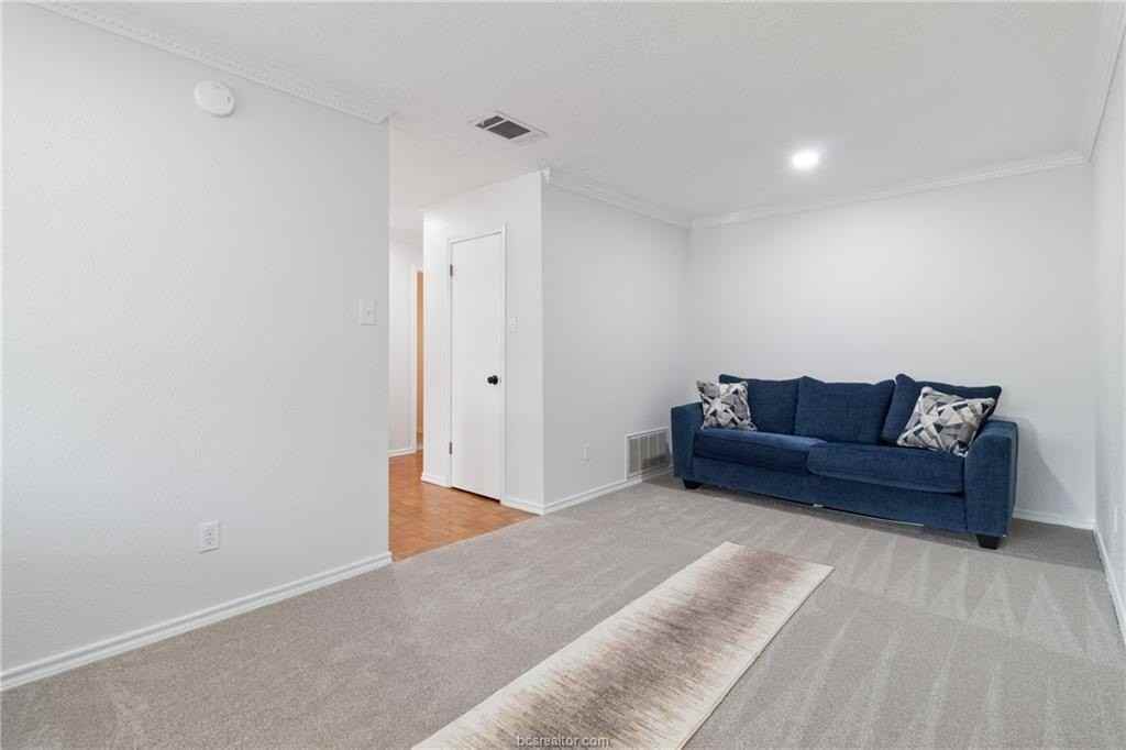 1105 Holleman Dr - Photo 5 of 26