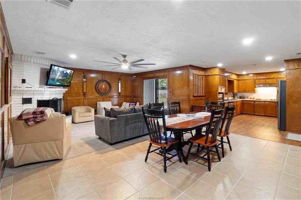 1105 Holleman Dr - Photo 6 of 26