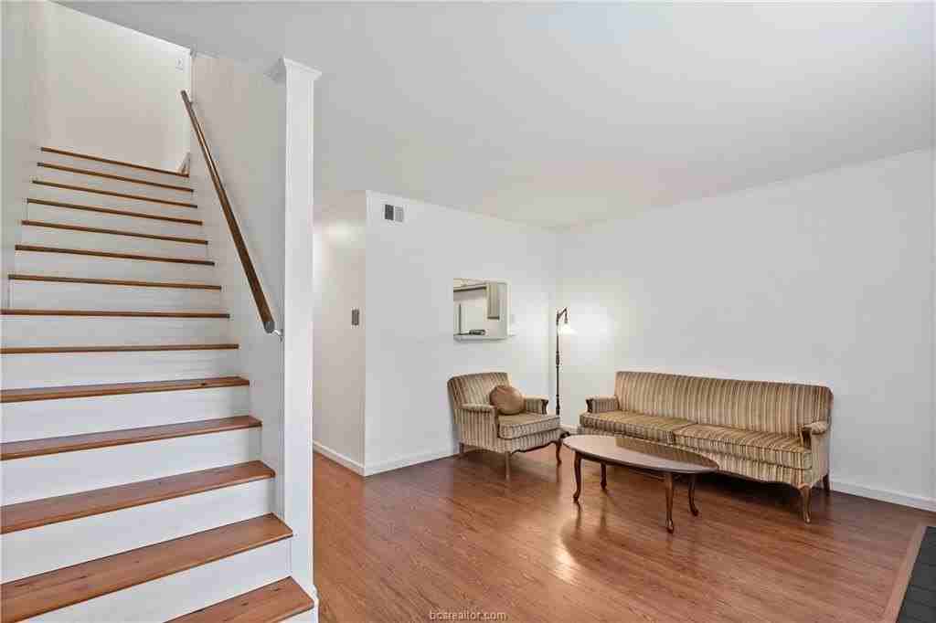 1900 Dartmouth St #I2 - Photo 3 of 19