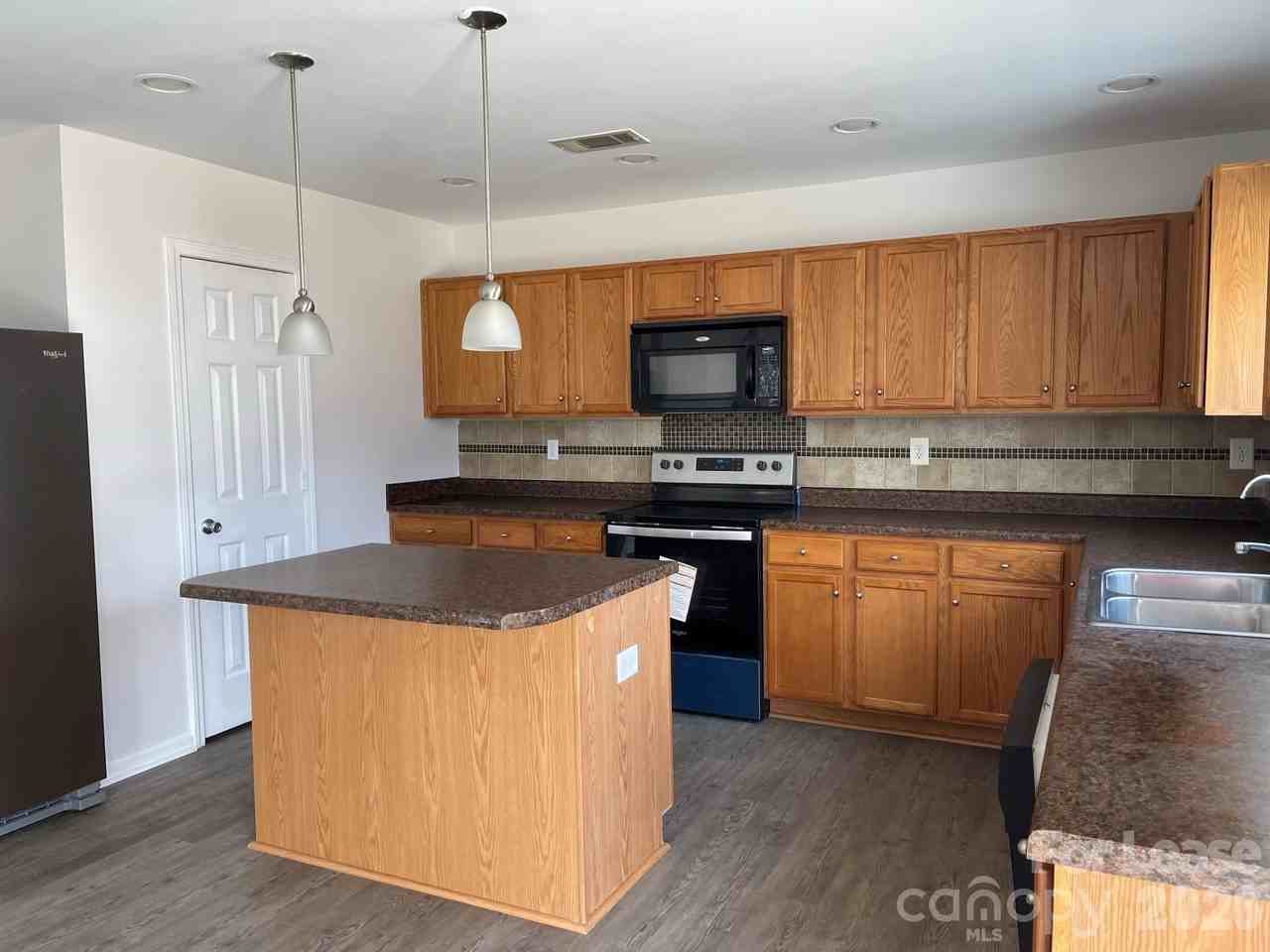 176 Silverspring Pl - Photo 3 of 22