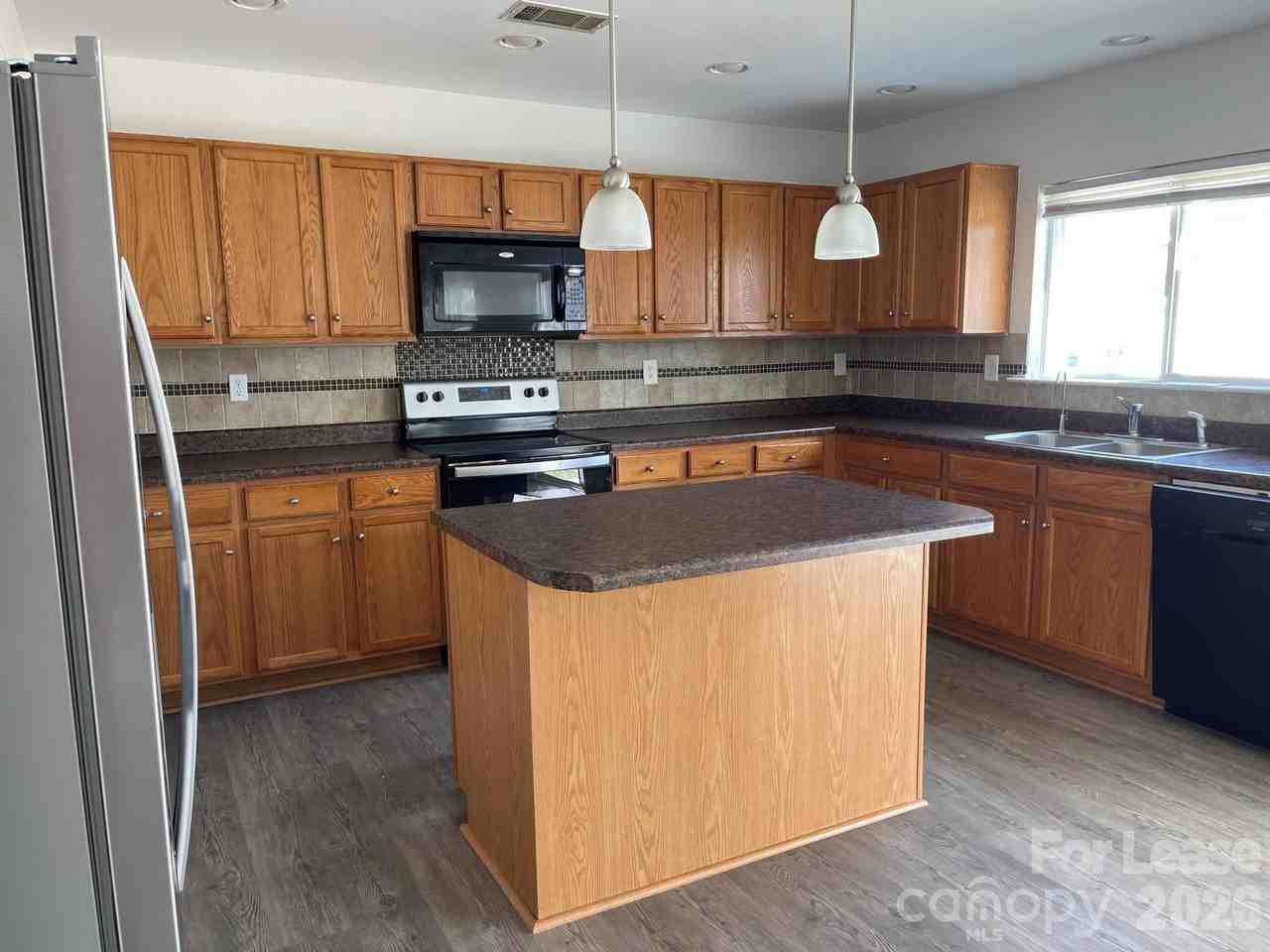 176 Silverspring Pl - Photo 5 of 22