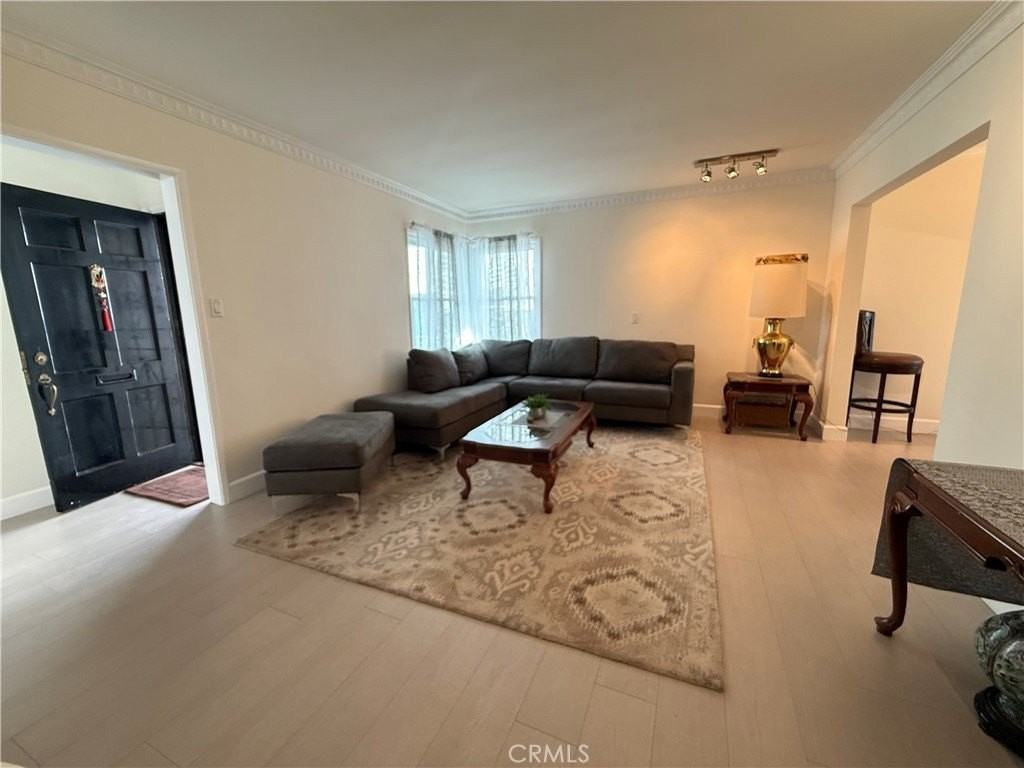 1216 S Cochran Ave - Photo 2 of 20