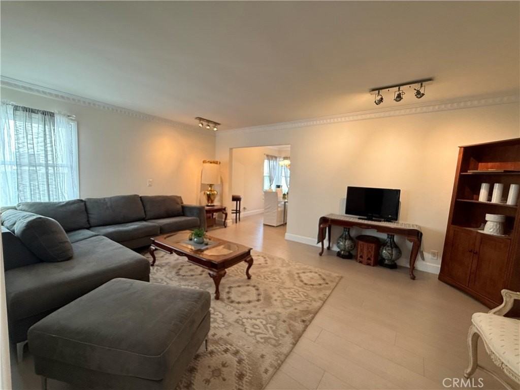 1216 S Cochran Ave - Photo 5 of 20