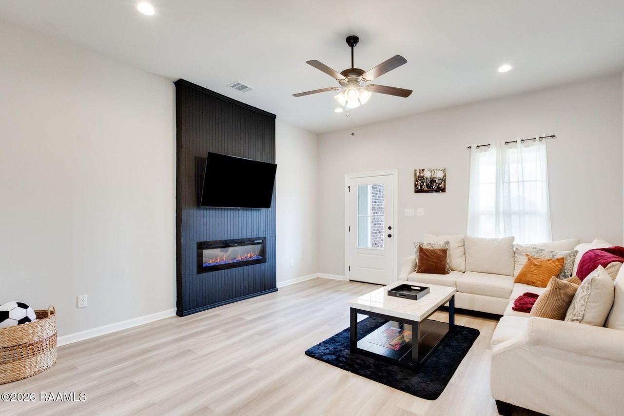 224 Crescent View Ln - Photo 3 of 17