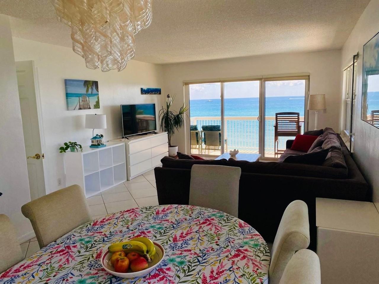 1069 Hillsboro Mile #401 - Photo 6 of 37