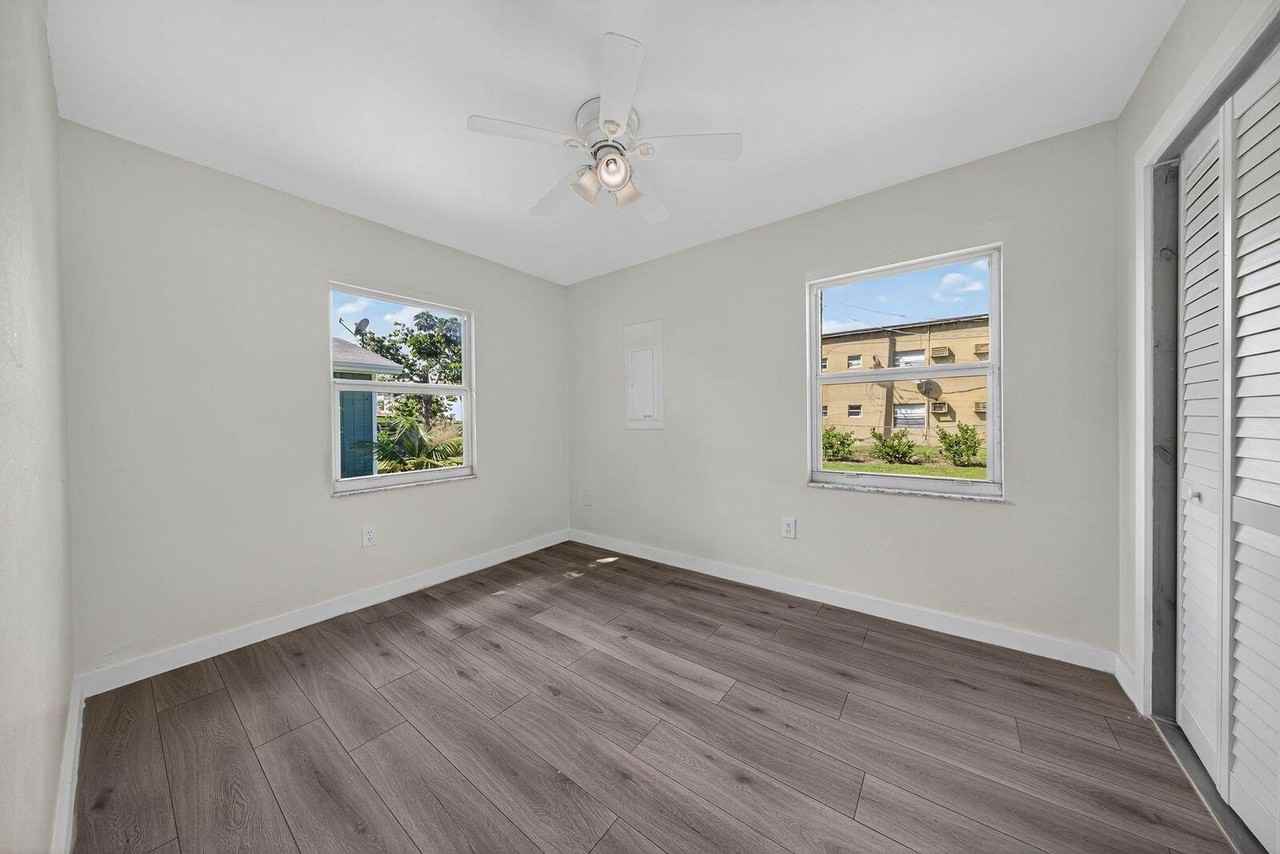 117 Ne 8th St - Photo 4 of 31