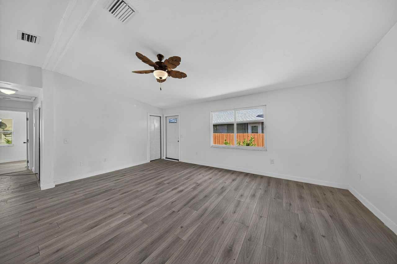 117 Ne 8th St - Photo 5 of 31