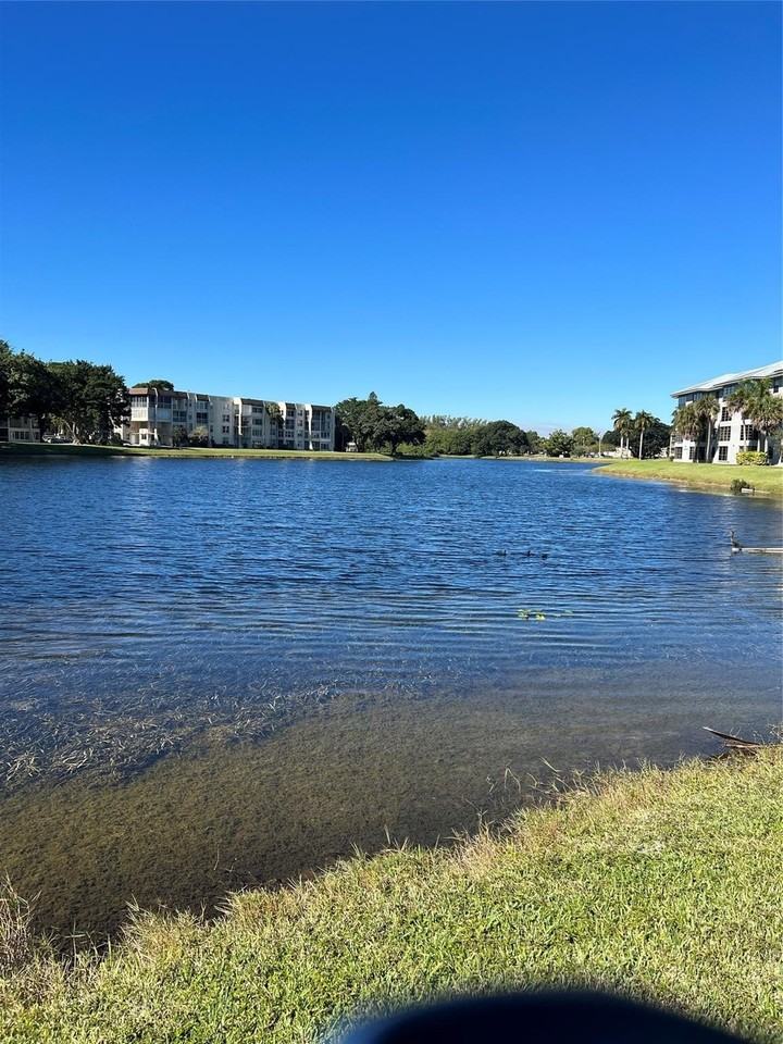 1526 Whitehall Dr #402 - Photo 6 of 21