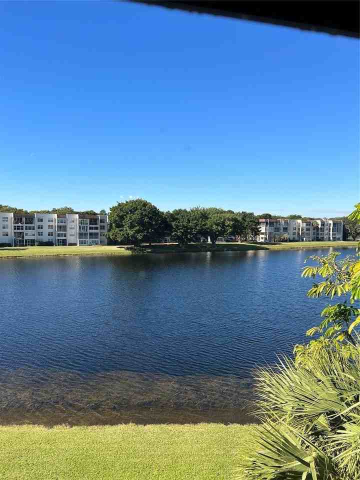 1526 Whitehall Dr #402 - Photo 7 of 21