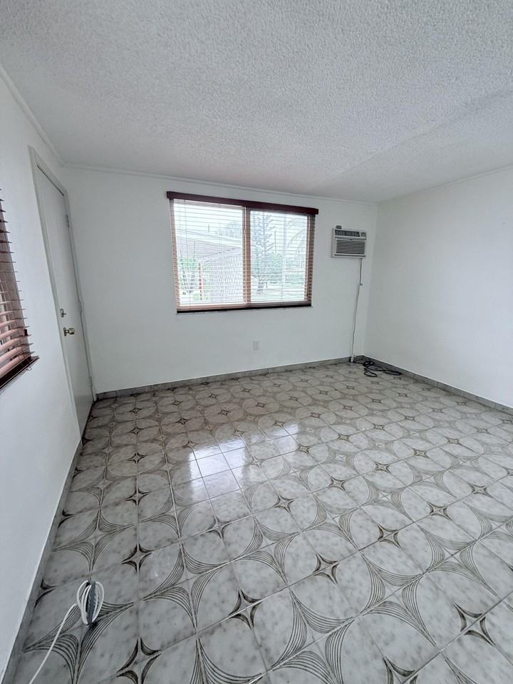 957 W 67th St - Photo 4 of 15