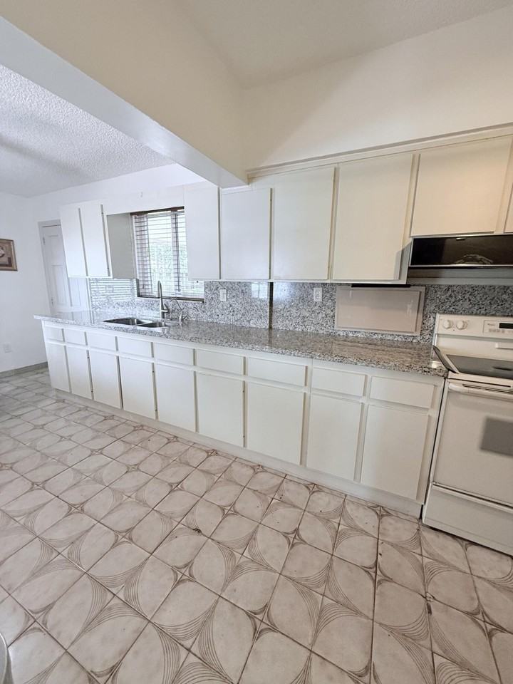 957 W 67th St - Photo 6 of 15