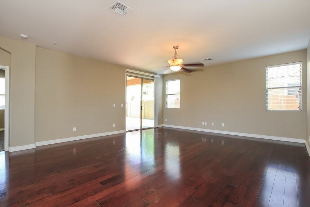 2534 W Beverly Rd - Photo 2 of 15