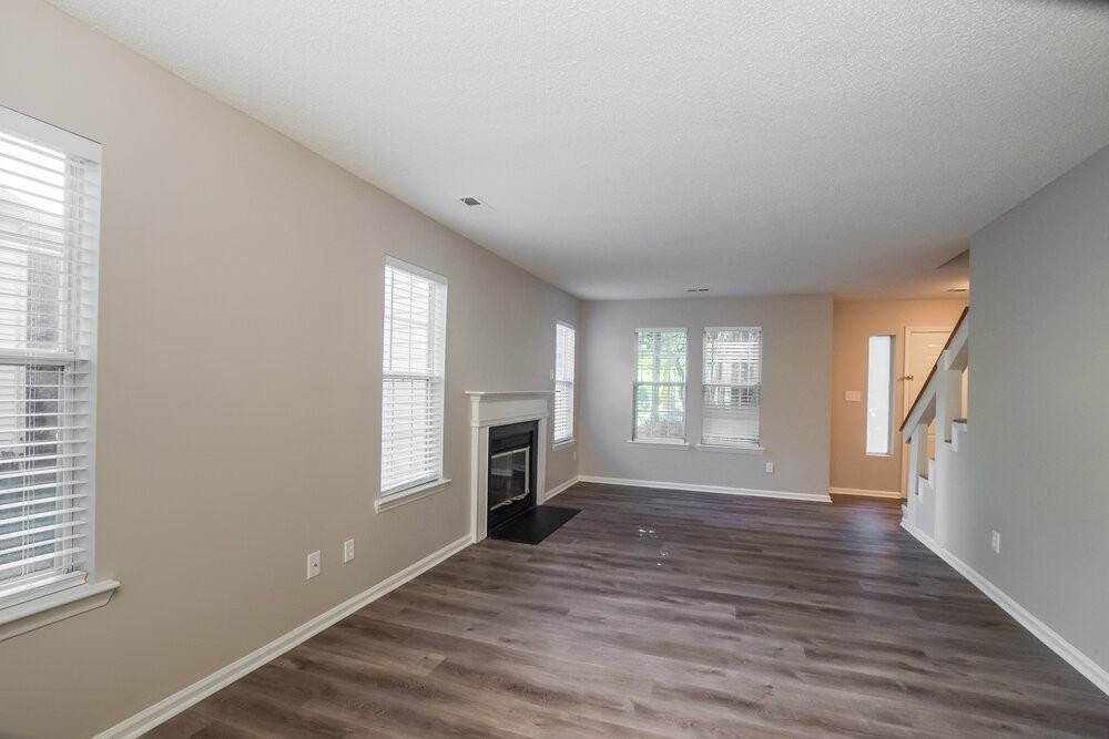 3033 Oakcroft Dr - Photo 4 of 17