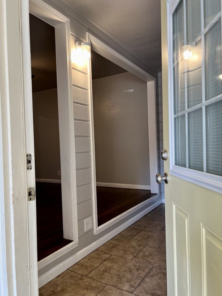 107 N Gillette Ave #1 - Photo 5 of 47